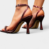 Kelly värvilised stiletto kontsad ankle strap'iga